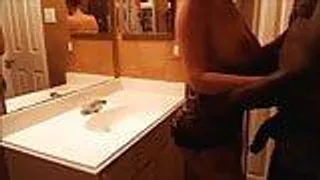 Heisse rothaarige Frau mit schwarzem Kerl