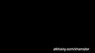 Erfahrene Frau dehnt ihre haarige Fotze - Hairy Pussy