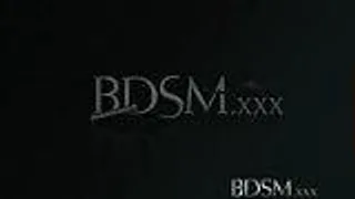 Sie macht sich ans Werk an der Kunst des bdsm