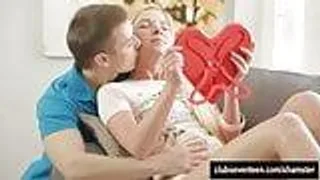 Junge Russin wird gefickt und vollgespritzt