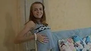 Ein junges Mädchen mit langen Beinen probiert gerne neues aus - Anal Teensex