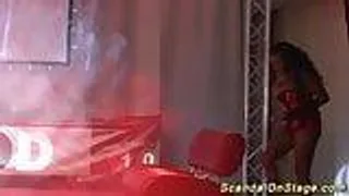 Schwarzes Babe zeigt ihre massiven Titten in der Öffentlichkeit