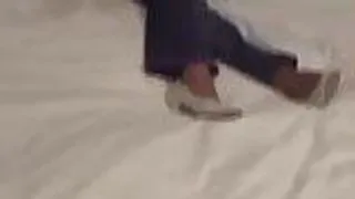 Heisse Frau wird auf dem sofa gefickt