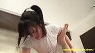Makino japanisches Teen fickt im Tennis